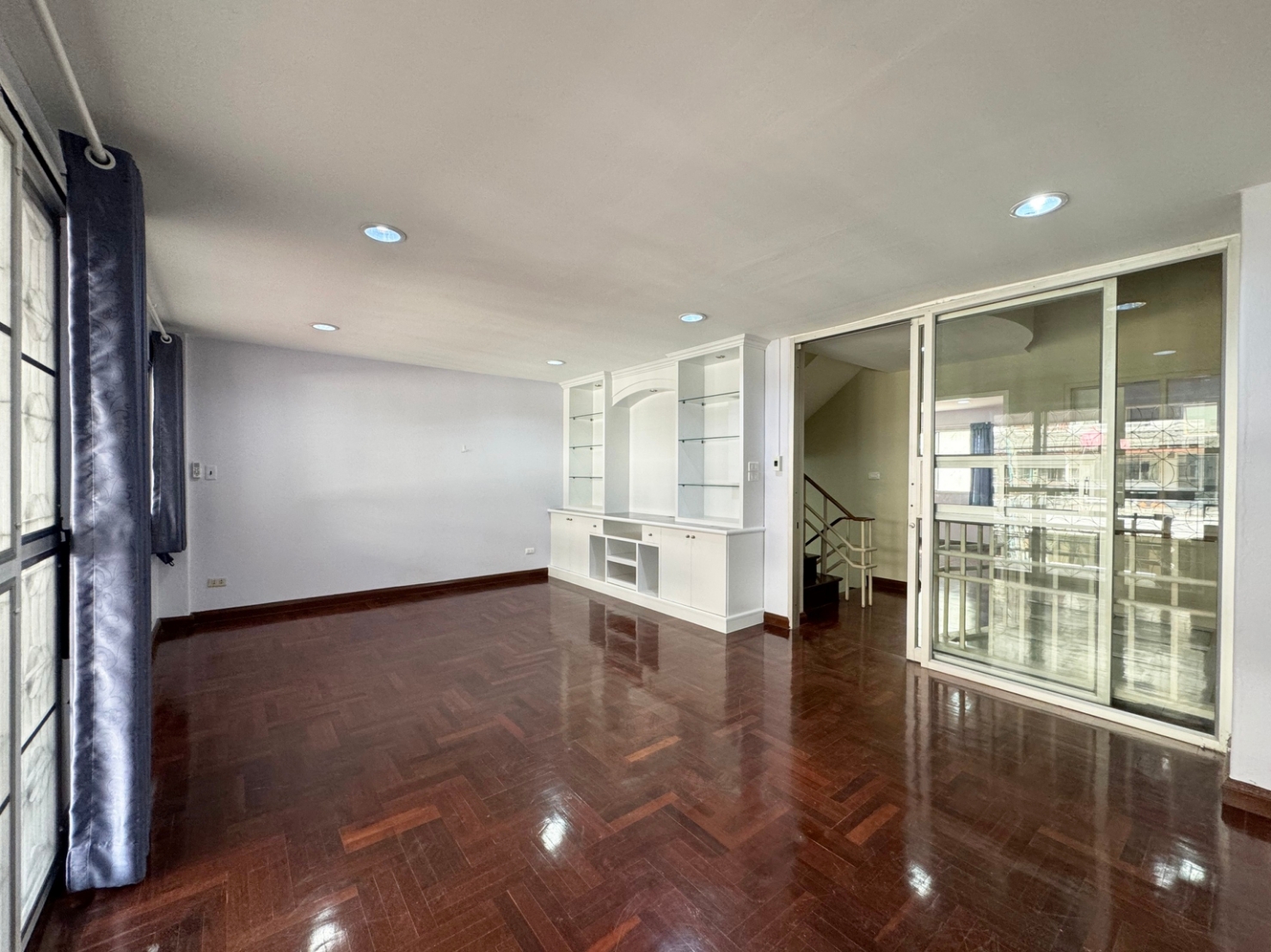 ขาย / ให้เช่าทาวน์เฮ้าส์ 4 ชั้น เนื้อที่ 31.5 ตร.วา พื้นที่ใช้สอยกว่า 300 ตร.เมตร หมู่บ้านวราธรวิลล์ พัฒนาการ 44 พร้อมอยู่