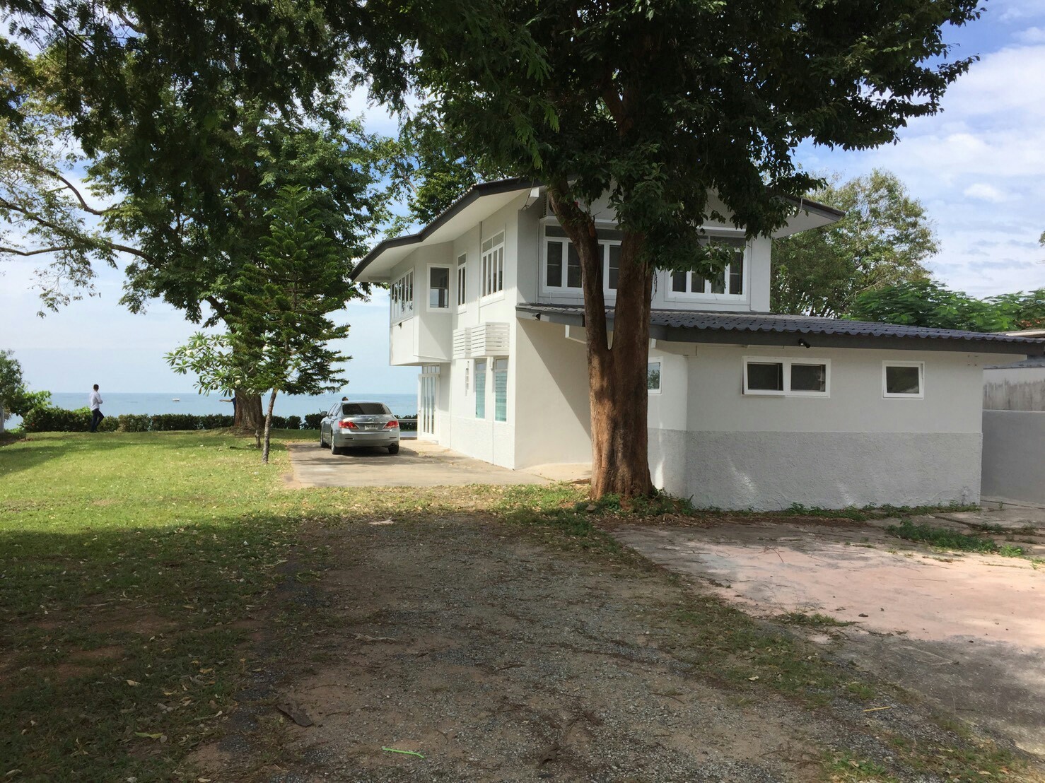 รหัสทรัพย์ 85855 ให้เช่าบ้านเดี่ยวติดทะเล ศรีราชา จ.ชลบุรี 3 ห้องนอน 2 ห้องน้ำ พื้นที่ 1 ไร่ ค่า 45,000 บาทต่อเดือน สัญญาเช่า 1 ปีขึ้นไป เดินทางตั้งต้นจากห้างโรบินสัน