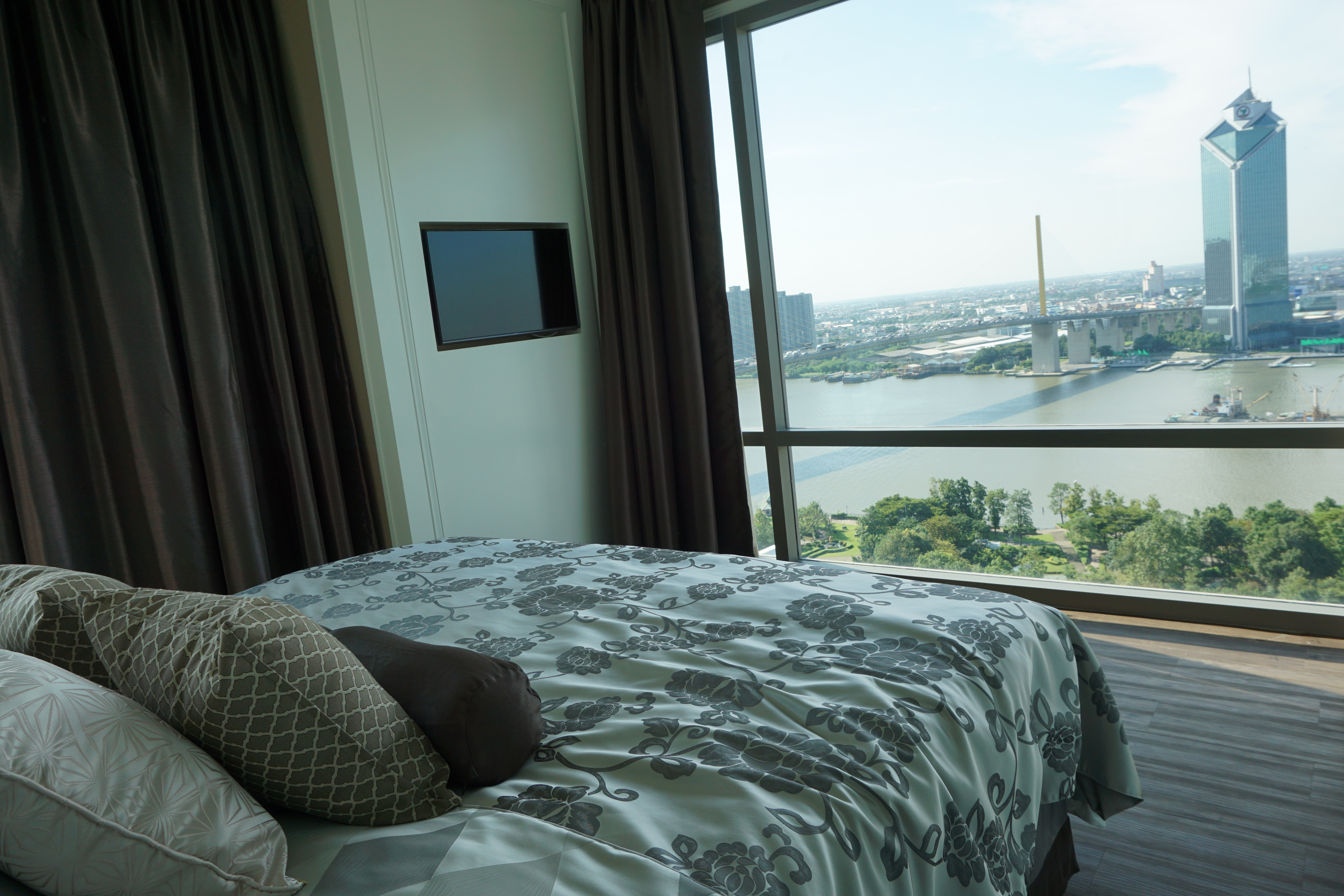 For rent A luxurious 3 bedrooms/bathrooms condo with large balcony overlooking onto the Chao Phraya River.