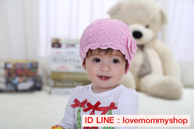 หมวกถักไหมพรมสีชมพู แต่งดอกไม้