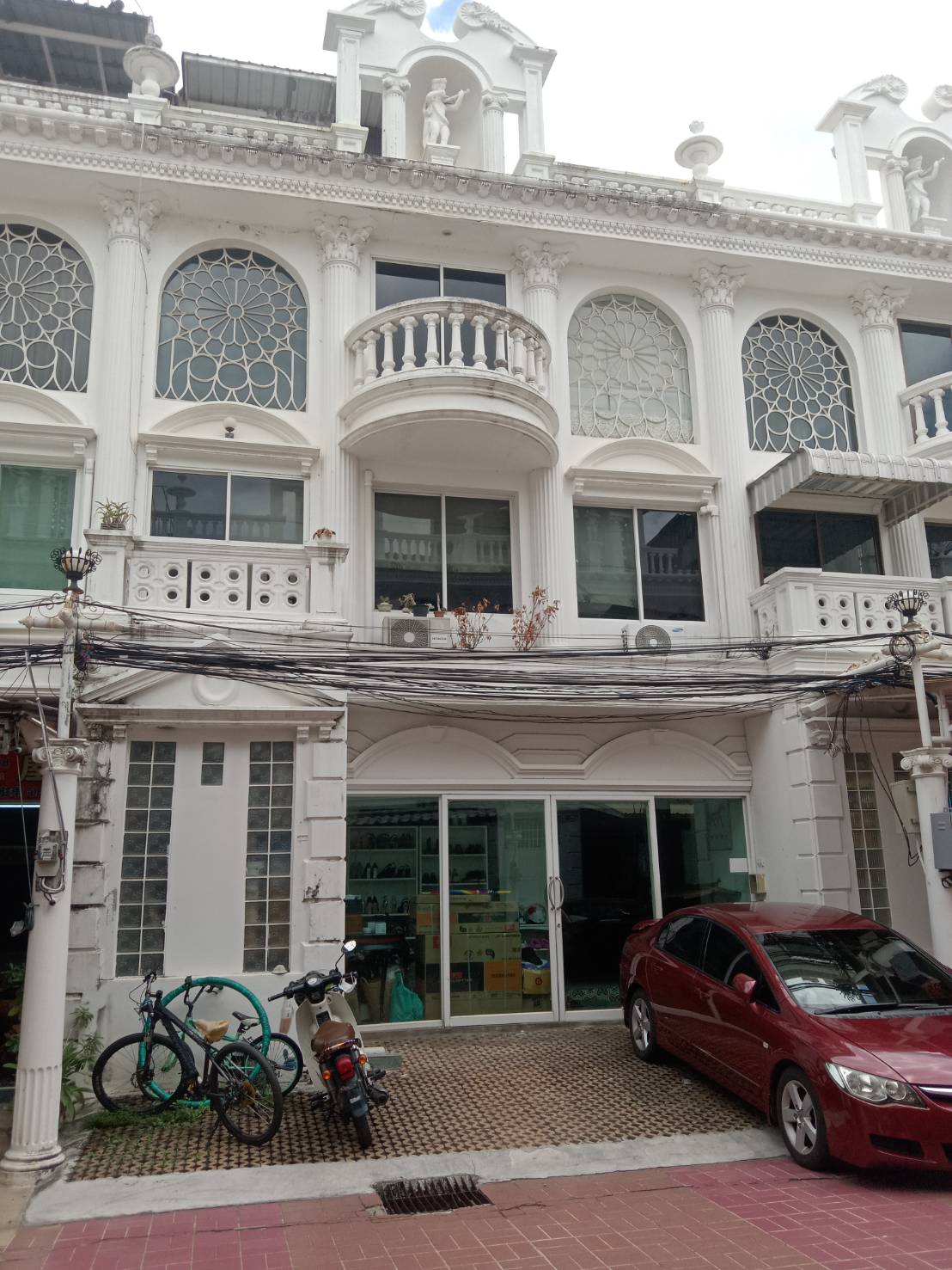 ขาย / ให้เช่า ทาวน์โฮม 3 ชั้น หน้ากว้าง 56 เมตร ย่านทองหล่อ ใกล้ BTS พร้อมพงษ์ หมู่บ้าน Leo Classic Place