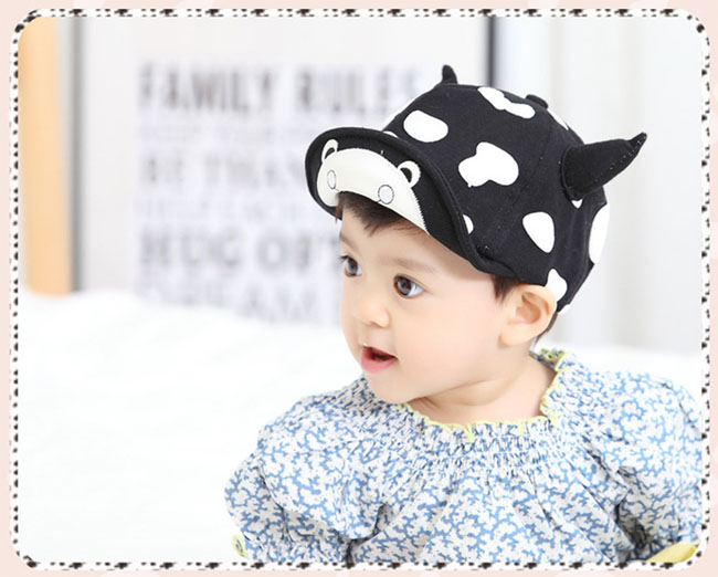 หมวกแก๊ปลายวัว แต่งเขา ปีกหมวกพับขึ้นเป็นรูปตาและจมูก