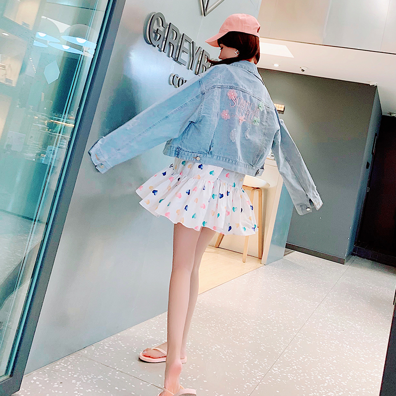 พรีออเดอร์ : เสื้อแจ็คเก็ตยีนส์สไตล์น่ารักด้านหลังปักดอกไม้และอักษรตามแบบ แขนยาว