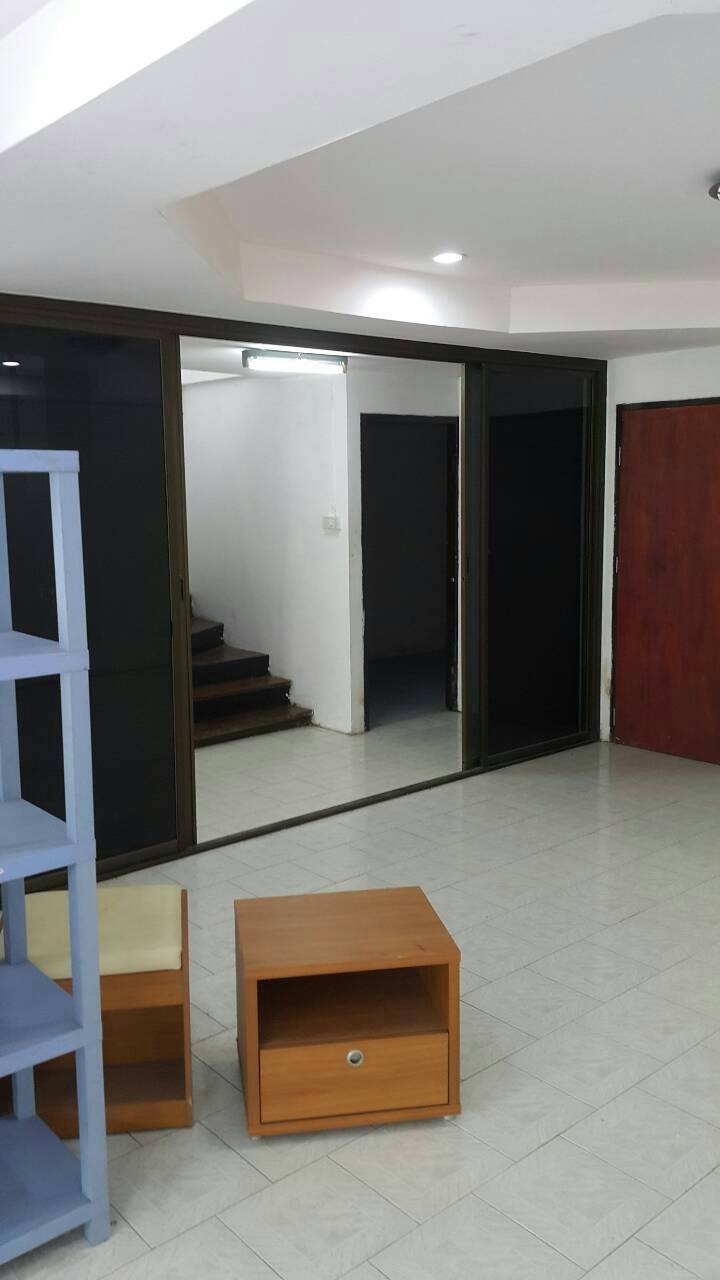 ทาวเฮาส์ 2 ชั้น ให้เช่า ราคาเช่า 15,000 บาท/เดือน มี 4 ห้องนอน 1ห้องเก็บของ 2 ห้องน้ำใหญ่