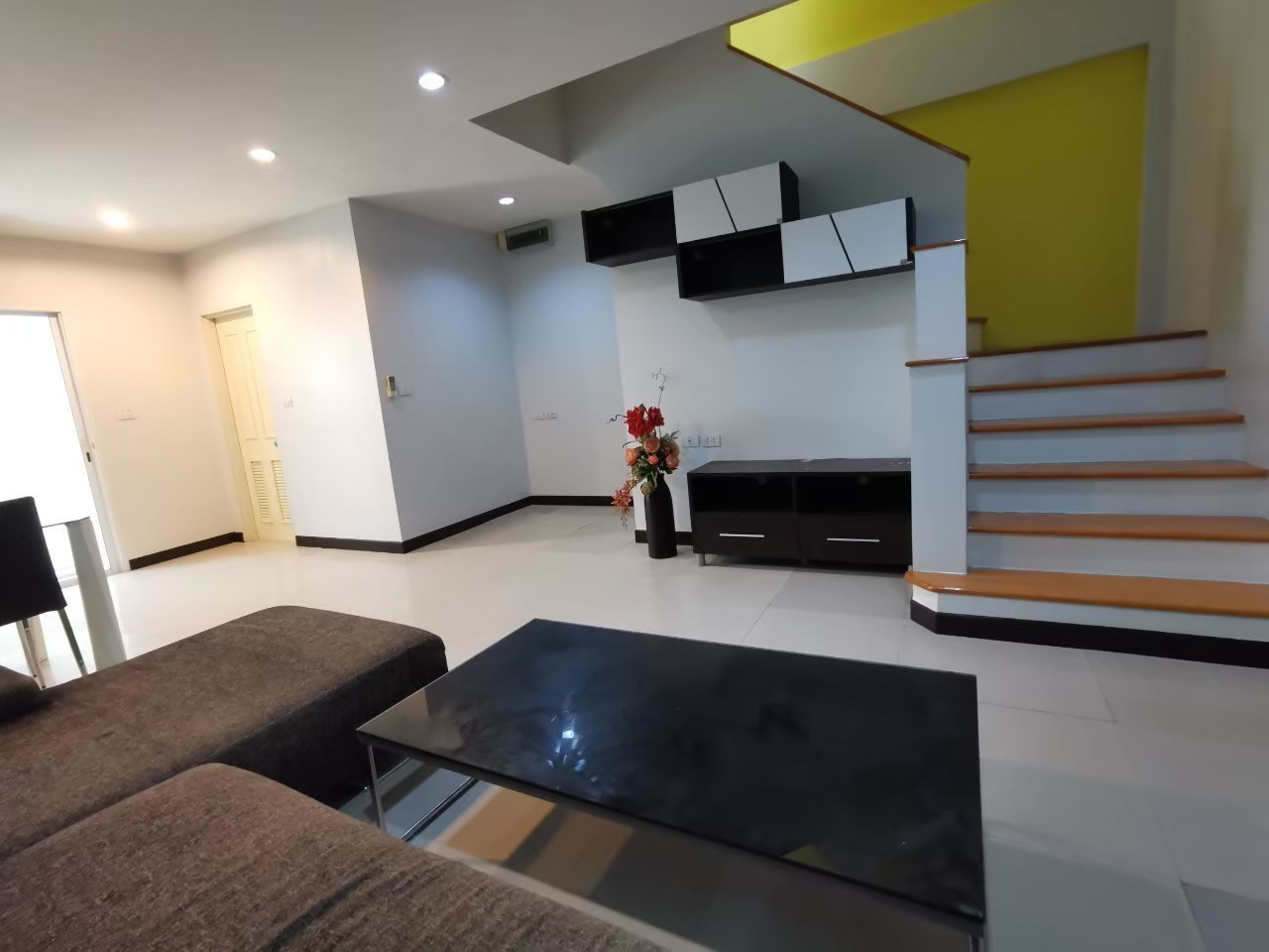 ขาย / เช่า ขายต่ำกว่าราคาตลาด** โฮมออฟฟิศ ทาวน์โฮม 3 ชั้น หมู่บ้าน The Metro Sathorn ใกล้ BTS วุฒากาศ