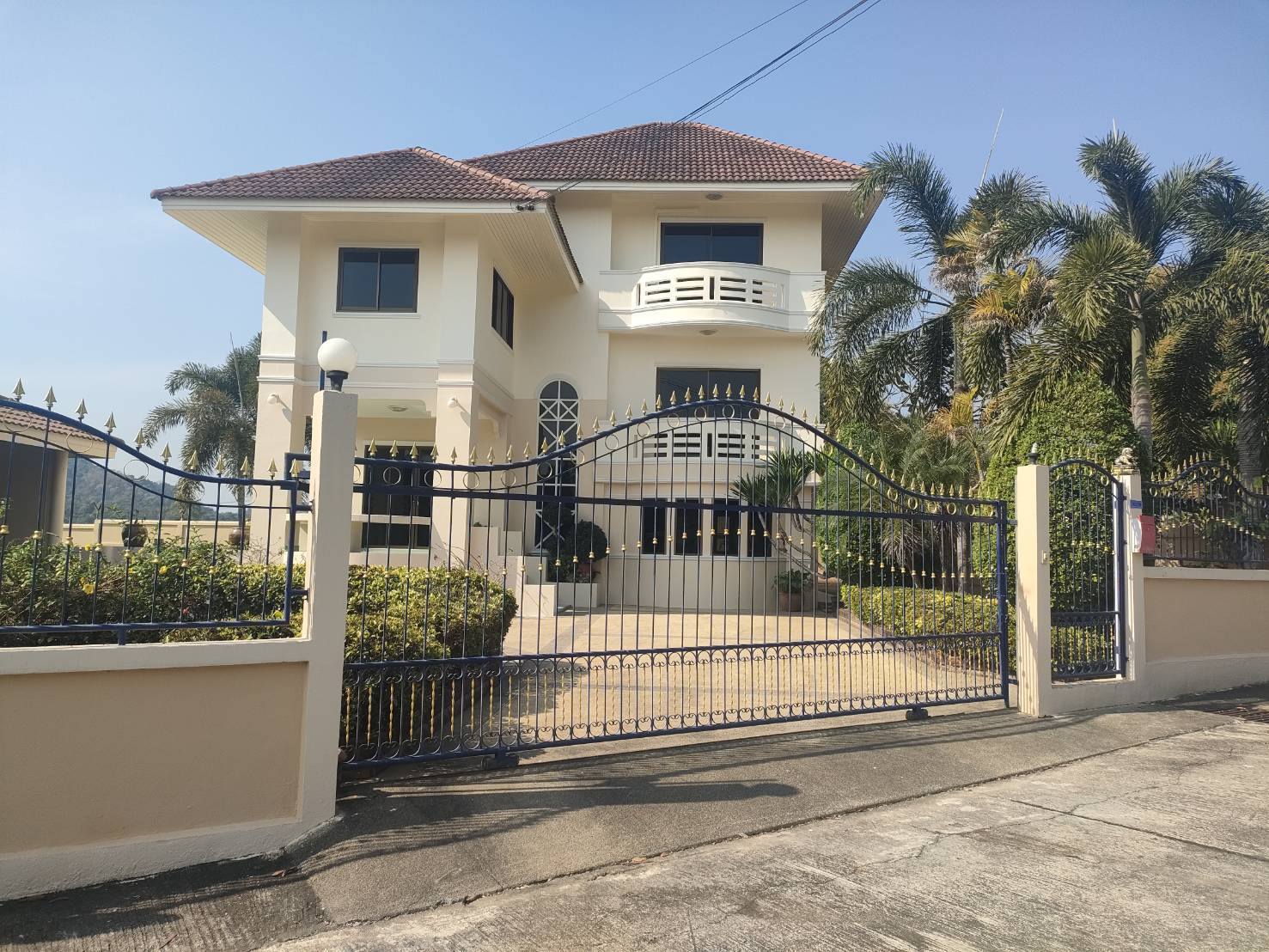 🏡 ขายบ้านเดี่ยวหลังใหญ่ วิวภูเขาล้อมรอบ หมู่บ้านพบโชคการ์เด้นฮิล (Phobchok Garden Hill) บางเสร่ – สัตหีบ