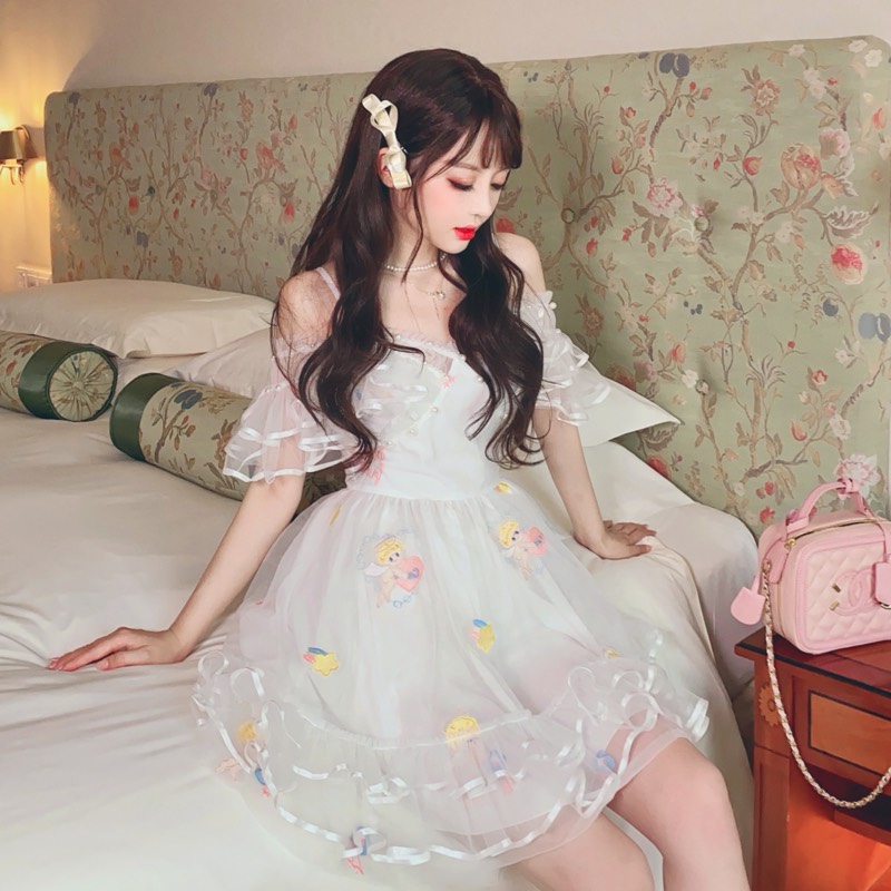 Summer Joy : พรีออเดอร์ เดรสสีขาวแฟชั่นเปิดไหล่สายเดี่ยวสไตล์หวาน สามารถใส่เป็นเดรสคอวีได้ ช่วงกระโปรงแต่งผ้าตาข่ายพองๆ ปักลายคิวปิด มีให้เลือก 2 แบบ ทรงสั้นและยาว แบรนด์แท้