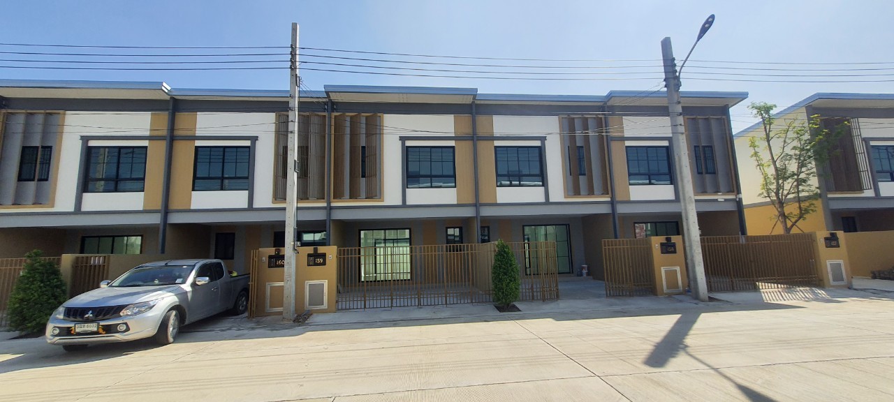 ขายด่วน ซื้อบ้านมีเงินทอน 800,000 บาท ทาวน์เฮ้าส์ไซส์ใหญ่ 2 ชั้น บ้านใหม่มือ 1 หน้ากว้าง 5.7 เมตร พื้นที่ 21 ตร.วา