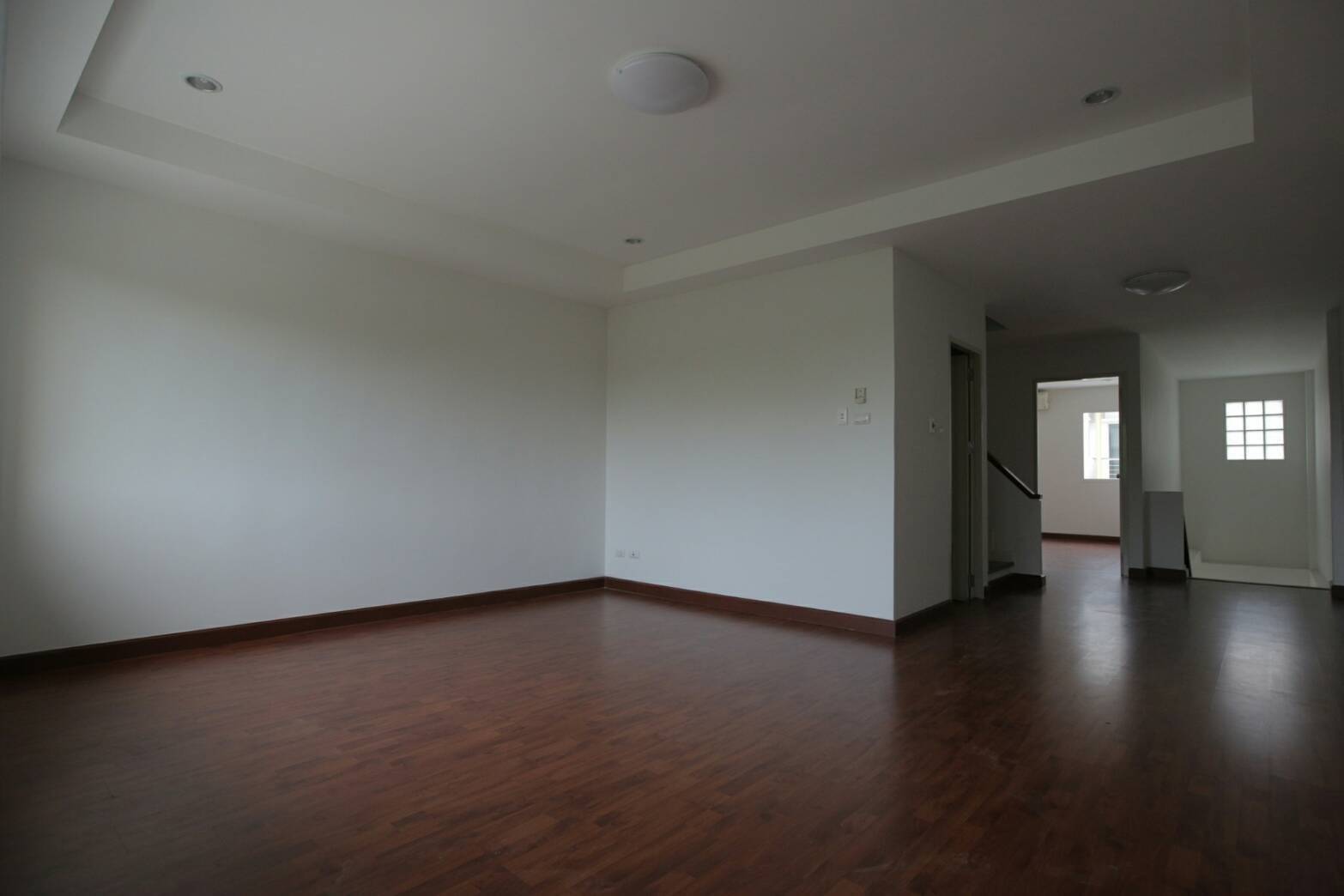 หมู่บ้านชวนชื่นโมดัส วิภาวดี ให้เช่าตึก 3.5 ชั้น ขนาด 20 ตร.วา หน้ากว้าง 5 เมตร