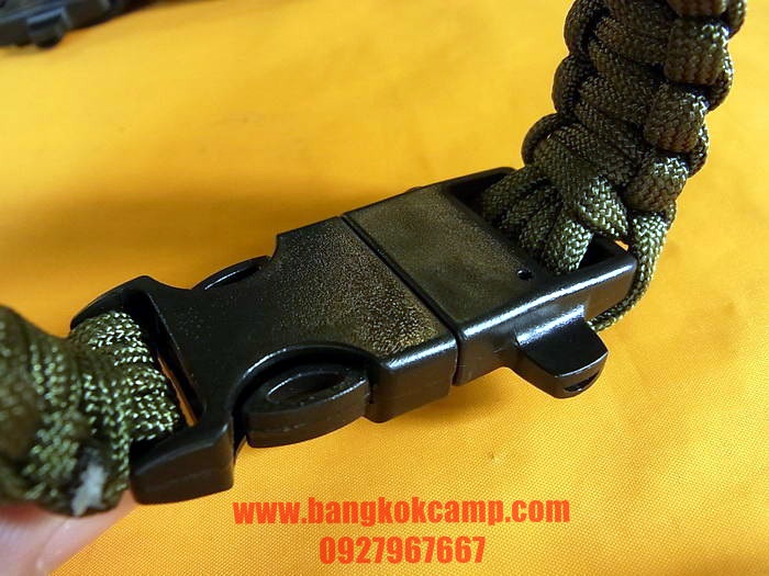 สายรัดข้อมือ (สีเขียว) Survival 550 PARACORD BRACELET ถักจากเชือกพาราคอด PARACORD550 รุ่นใหม่มีแท่งจุดไฟ+นกหวีด สีเขียว