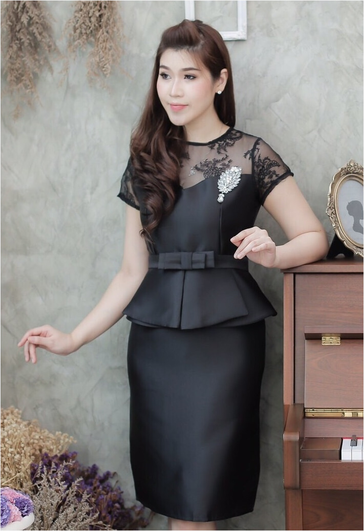 ชุดเดรสสีดำสวยๆ ทรงเข้ารูป แขนสั้น เอวแต่งระบาย ใส่ออกงาน ใส่ทำงาน ลุคเรียบร้อย สวยสุภาพ ดูดี