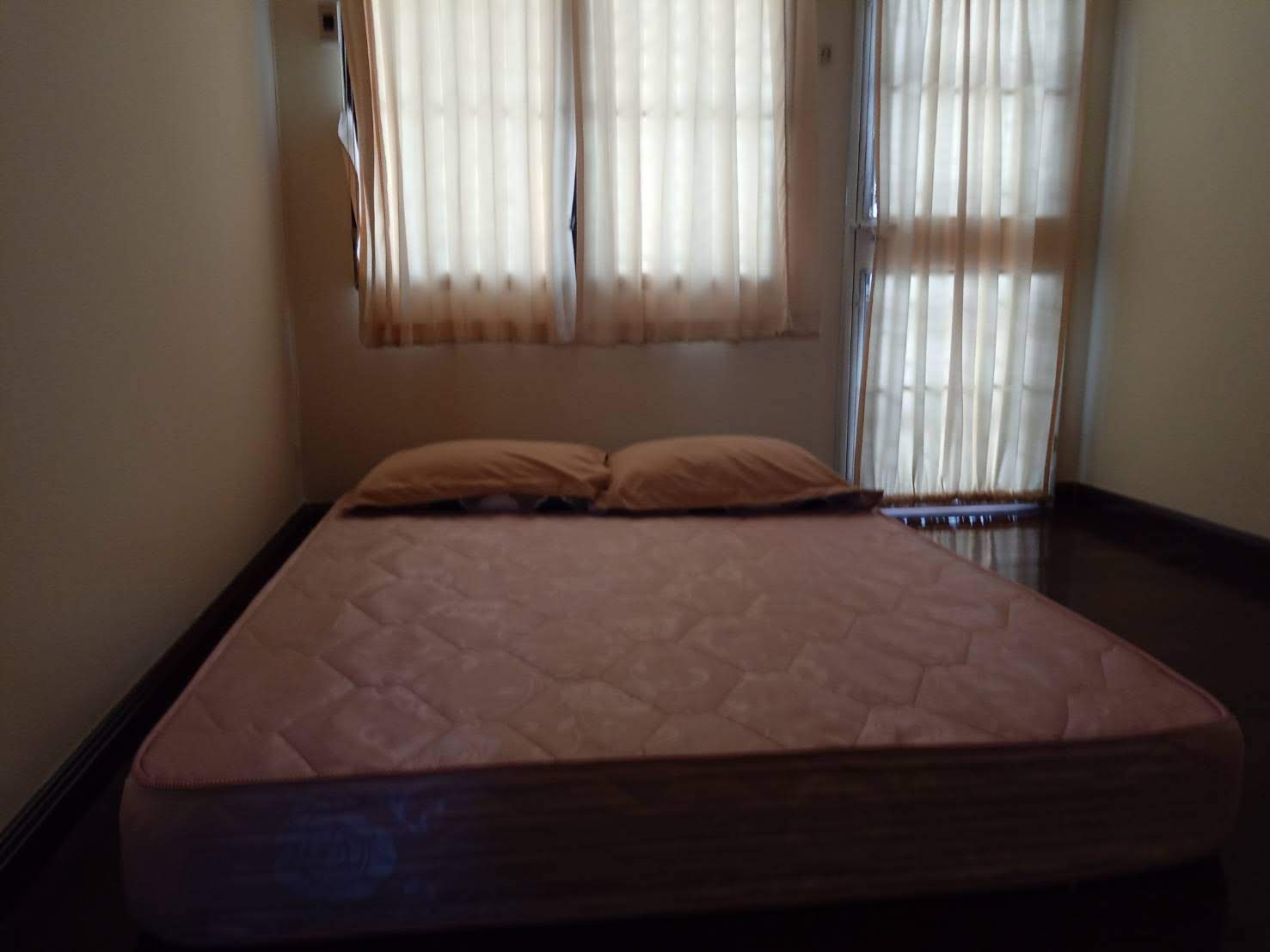 ให้เช่าทาวน์เฮ้าส์ 2 ชั้น หัวมุมถนน อยู่ในหมู่บ้าน กาญจนา ซอย จ่าบัน ศรีราชา 4 ห้องนอน 35,000 /ต่อเดือน