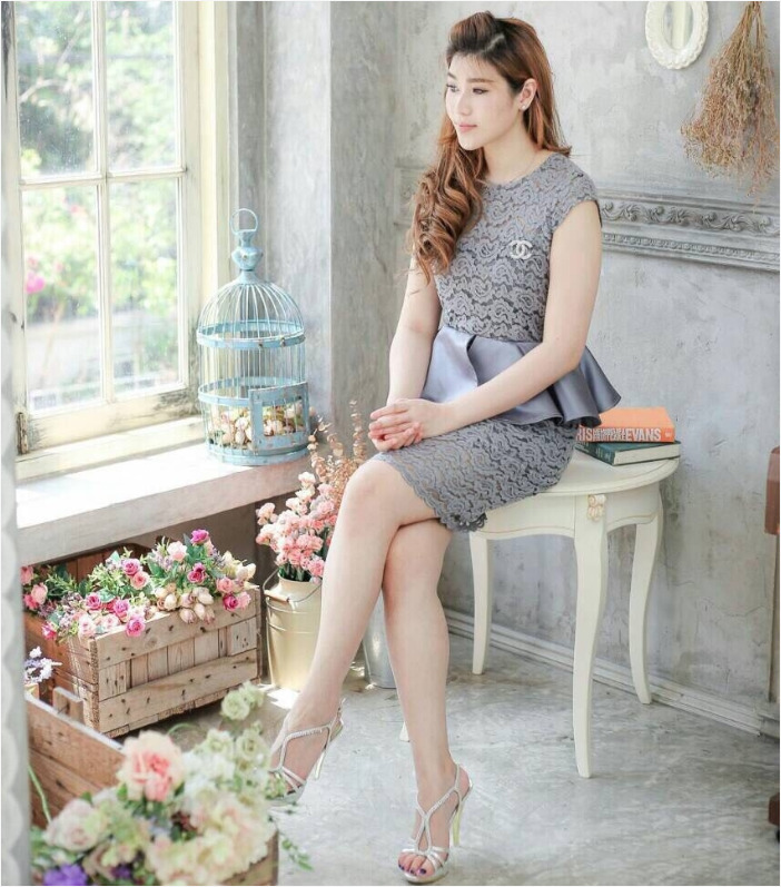 ชุดออกงาน/ชุดไปงานแต่งงาน สีเทา เข้ารูป ผ้าลูกไม้ เอวแต่งระบาย แนวสวยหรู ดูดี