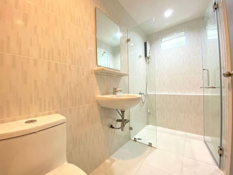 พร้อมอยู่ ให้เช่าบ้านเดี่ยวรีโนเวทใหม่ ราคา95,000 บาท ต่อเดือน Passorn Prestige Pattanakarn 38 : ภัสสร เพรจทีส พัฒนาการ 38 ทำเลดี เข้าออกได้หลายทาง