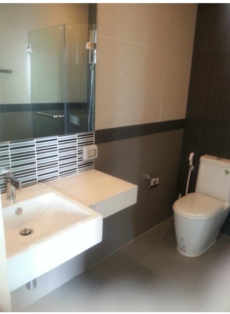 Chewathai Ramkamhaeng (ชีวาทัย รามคำแหง) 1 ห้องนอน ห้องมุม ชั้น 28 ขนาด 35 ตร.ม วิวเมือง - ถนน ราคา 15000 ต่อเดือน