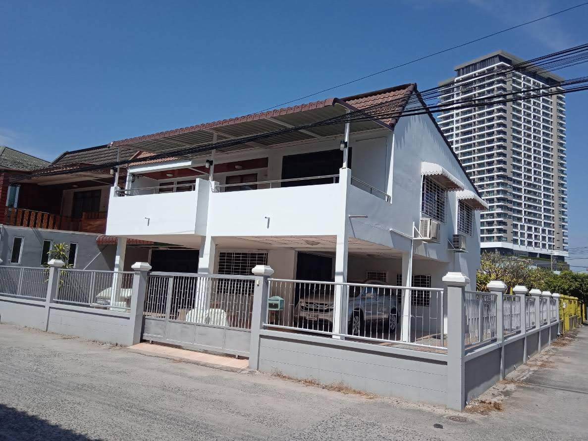 ให้เช่าทาวน์เฮ้าส์ 2 ชั้น หัวมุมถนน อยู่ในหมู่บ้าน กาญจนา ซอย จ่าบัน ศรีราชา 4 ห้องนอน 35,000 /ต่อเดือน