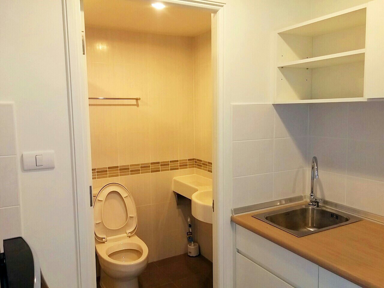 คอน โดลุมพินีพาร์ค พระราม 9 - รัชดา RCA อาคาร A ชั้น 24 วิวมองเห็นสระน้ำ ระเบียงหันไปทางทิศใต้ รับลมเกือบทั้งปี