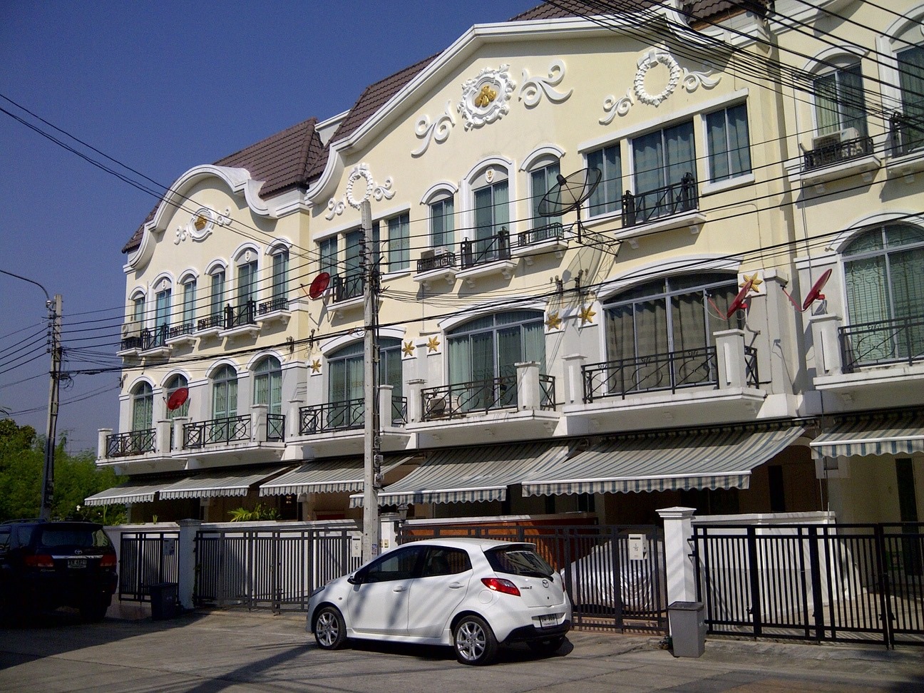 ขาย / ให้เช่า ทาวน์โฮม ,โฮมออฟฟิศ 3 ชั้น โครงการ Baan Klang Muang The Royal Monaco Srinakarin-Pattanakarn