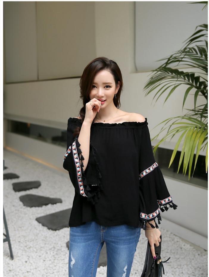 แฟชั่นริมทะเลสวยๆ เสื้อเปิดไหล่สีดำ ทรงปล่อย แขนยาว ลุคน่ารัก ใส่เที่ยวทะเลสวยเก๋