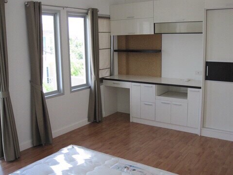 ให้เช่าทาวน์โฮมตกแต่งใหม่ 3 ชั้น 3 ห้องนอน 3 ห้องน้ำ หมู่บ้าน Vista Park วิสต้าพาร์ค-แจ้งวัฒนะ หมู่บ้านทำเลดี ติดถนนใหญ่