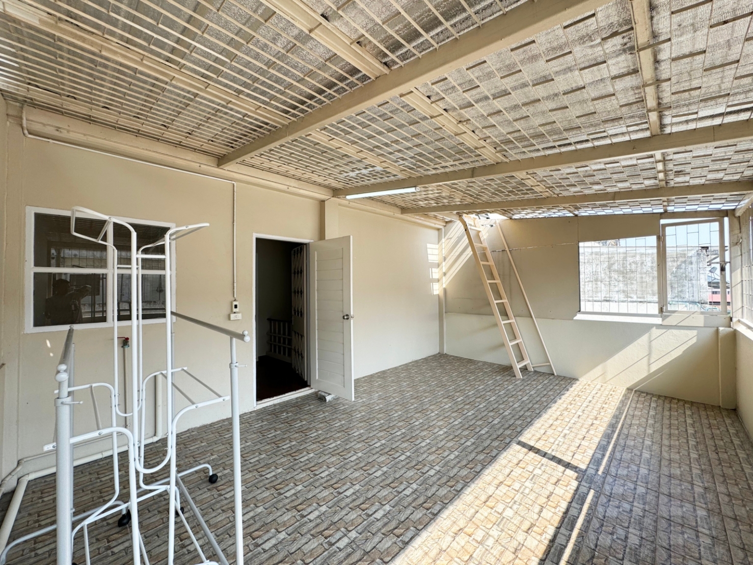 ขาย / ให้เช่าทาวน์เฮ้าส์ 4 ชั้น เนื้อที่ 31.5 ตร.วา พื้นที่ใช้สอยกว่า 300 ตร.เมตร หมู่บ้านวราธรวิลล์ พัฒนาการ 44 พร้อมอยู่