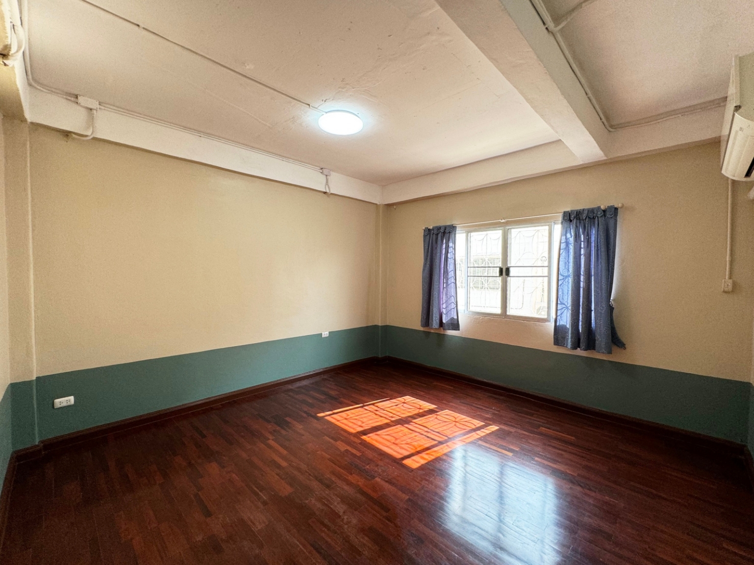 ขาย / ให้เช่าทาวน์เฮ้าส์ 4 ชั้น เนื้อที่ 31.5 ตร.วา พื้นที่ใช้สอยกว่า 300 ตร.เมตร หมู่บ้านวราธรวิลล์ พัฒนาการ 44 พร้อมอยู่