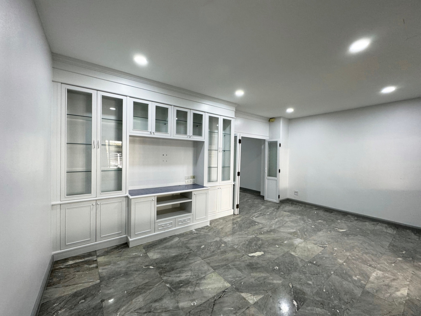 ขาย / ให้เช่าทาวน์เฮ้าส์ 4 ชั้น เนื้อที่ 31.5 ตร.วา พื้นที่ใช้สอยกว่า 300 ตร.เมตร หมู่บ้านวราธรวิลล์ พัฒนาการ 44 พร้อมอยู่