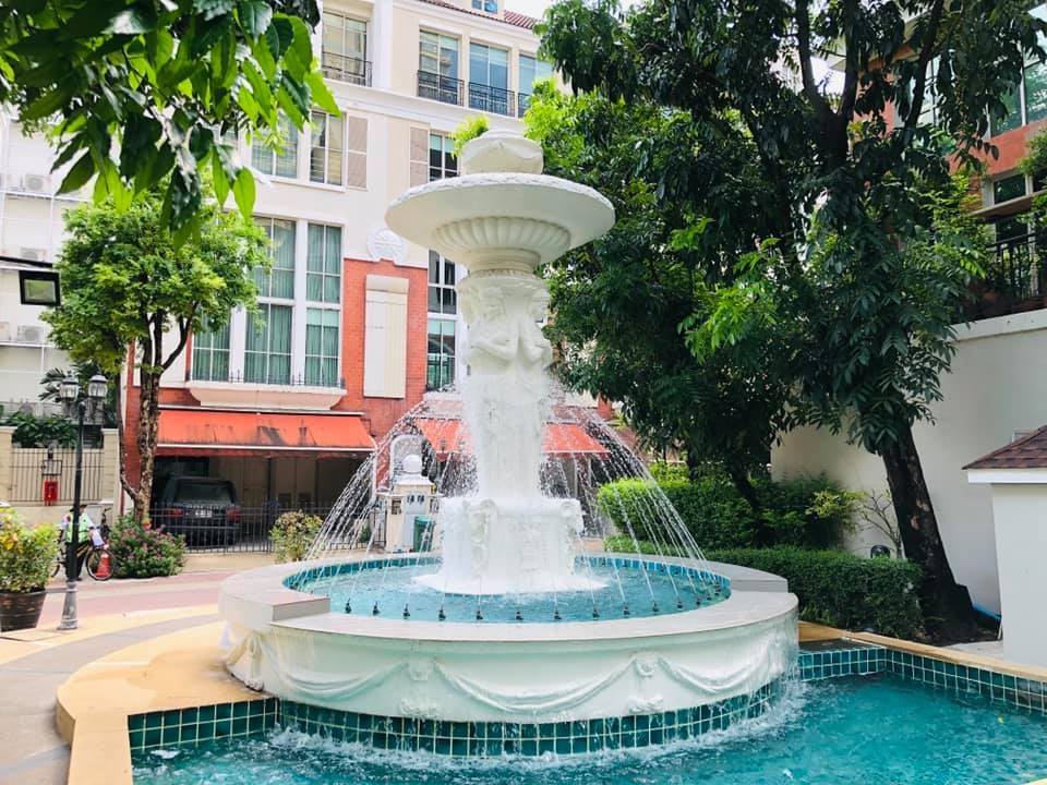 ให้เช่าทาวน์เฮ้าส์หมู่บ้าน บ้านกลางกรุง ทองหล่อสุขุมวิท 55 ราคาพิเศษ 79,000 บาท / เดือน สัญญา 1 ปี ทองหล่อซอย 14