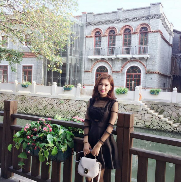 ชุดเดรสสั้นสีดำ แขนยาว กระโปรงบาน สวย เซ็กซี่