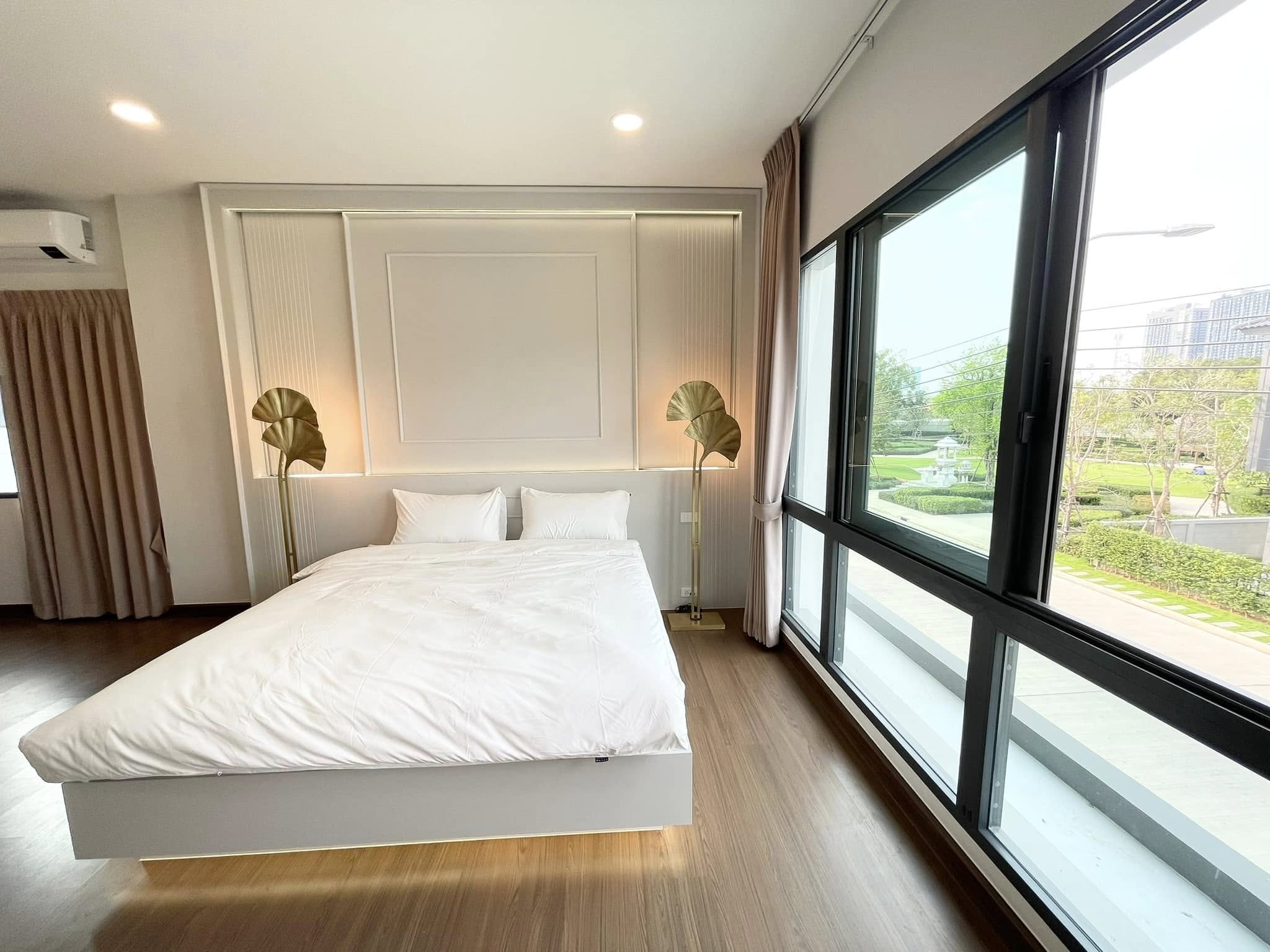 ให้เช่าบ้านเดี่ยว 2 ชั้น หมู่บ้าน THE CITY บางนา ✨ทำเลทอง✨ใกล้Mega Bangna และโรงเรียนนานาชาติชั้นนำ ห้องนอน : 6 ห้องนอน (รวมห้องแม่บ้าน) ห้องน้ำ : 7