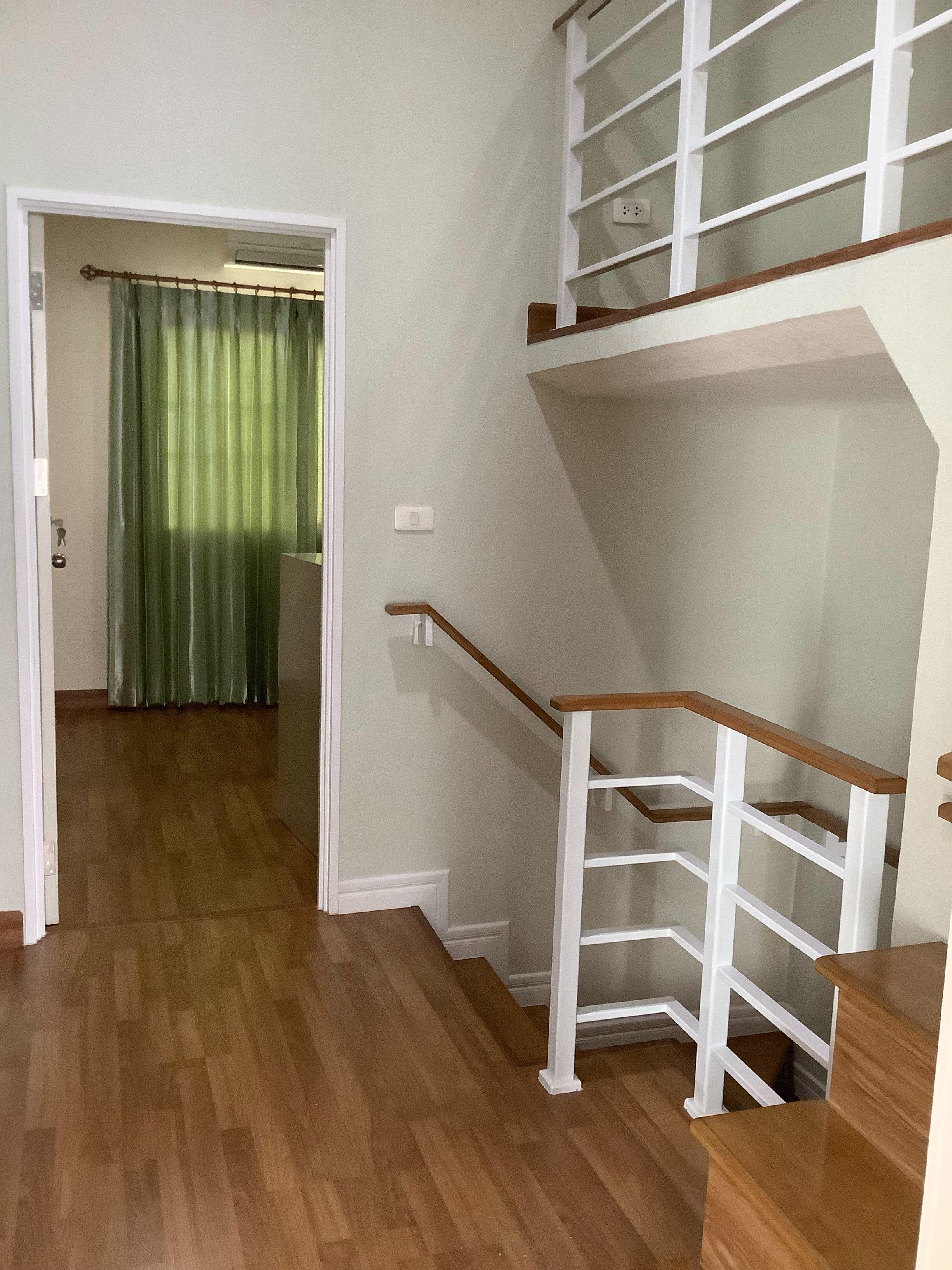 ขายทาวน์เฮ้าส์ 2 ชั้น หมู่บ้าน โกลเด้น ทาวน์ วัชรพล-สุขาภิบาล 5 Gloden Town Watcharapol-Sukhapiban 5 มี 4 ห้องนอน