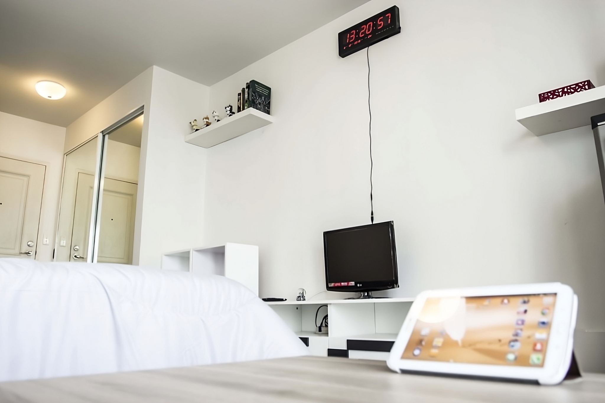 คอนโดให้เช่าคอนโด House Laguna Garden (ไอ-เฮาส์ ลากูน่า การ์เด้น RCA) พื้นที่ 26 ตร.ม. ห้องสตูดิโอ ชั้น 7 ตึก C (ตึกสีม่วง เป็นตึกเดียวที่มีฟิตเนสและโซน Laundry อยู่ใต้ตึก)