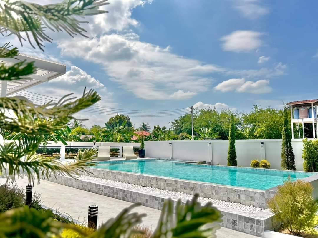 🔥 โอกาสทองสำหรับนักลงทุน! พูลวิลล่าหรู การันตีผู้เช่า 120,000 บาท/เดือน! 🔥 ชื่อโครงการ: Luxury Huai Yai Pool Villa / พูลวิลล่าหรูห้วยใหญ่