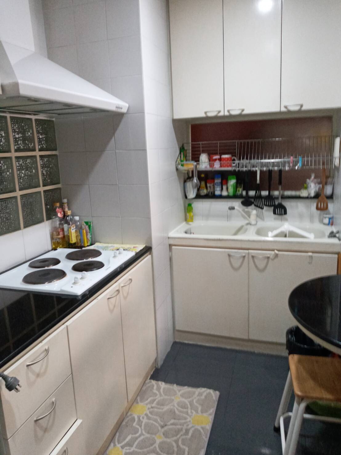 ขายคอนโด Baan Sukhumvit (บ้าน สุขุมวิท) แบบห้องมี 2 ห้องนอน 2 ห้องน้ำ (bathtub 1 & shower 1) มี 1 ห้องรับแขก 1 ห้องครัว