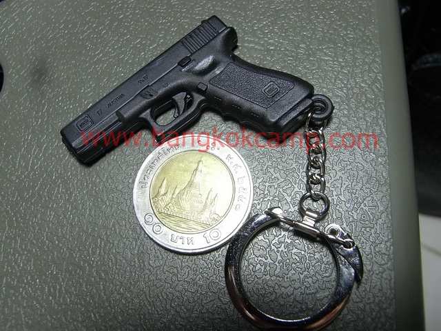 พวงกุญแจ ยี่ห้อปืน กล๊อก Glock (Limited Edition รุ่นแรก รุ่นนี้เลิกผลิตแล้ว) วัสดุโพลีเมอร์(วัสดุเดียวกับที่ทำปืน GLOCK) Made in Austria ....ใหม่ แท้