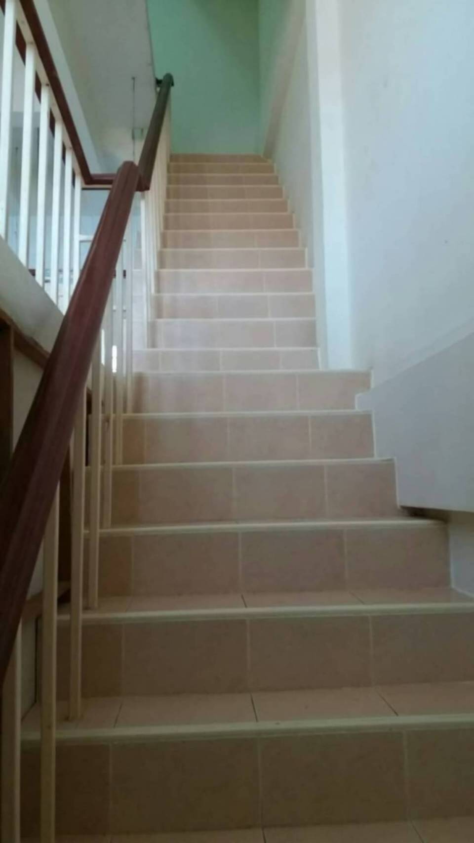 ขายตึกแถว 2 ชั้นครึ่ง พร้อมคนเช่า ที่ดิน 16 ตรว ค้าขายได้ จอดรถหน้าร้านได้ ถนน บ้านบน เนินพยอม