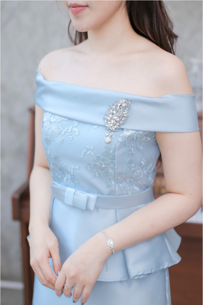 ชุดออกงาน/ชุดไปงานแต่งงานสีฟ้า เปิดไหล่ ทรงเข้ารูป ลุคเรียบหรู สวยสง่า