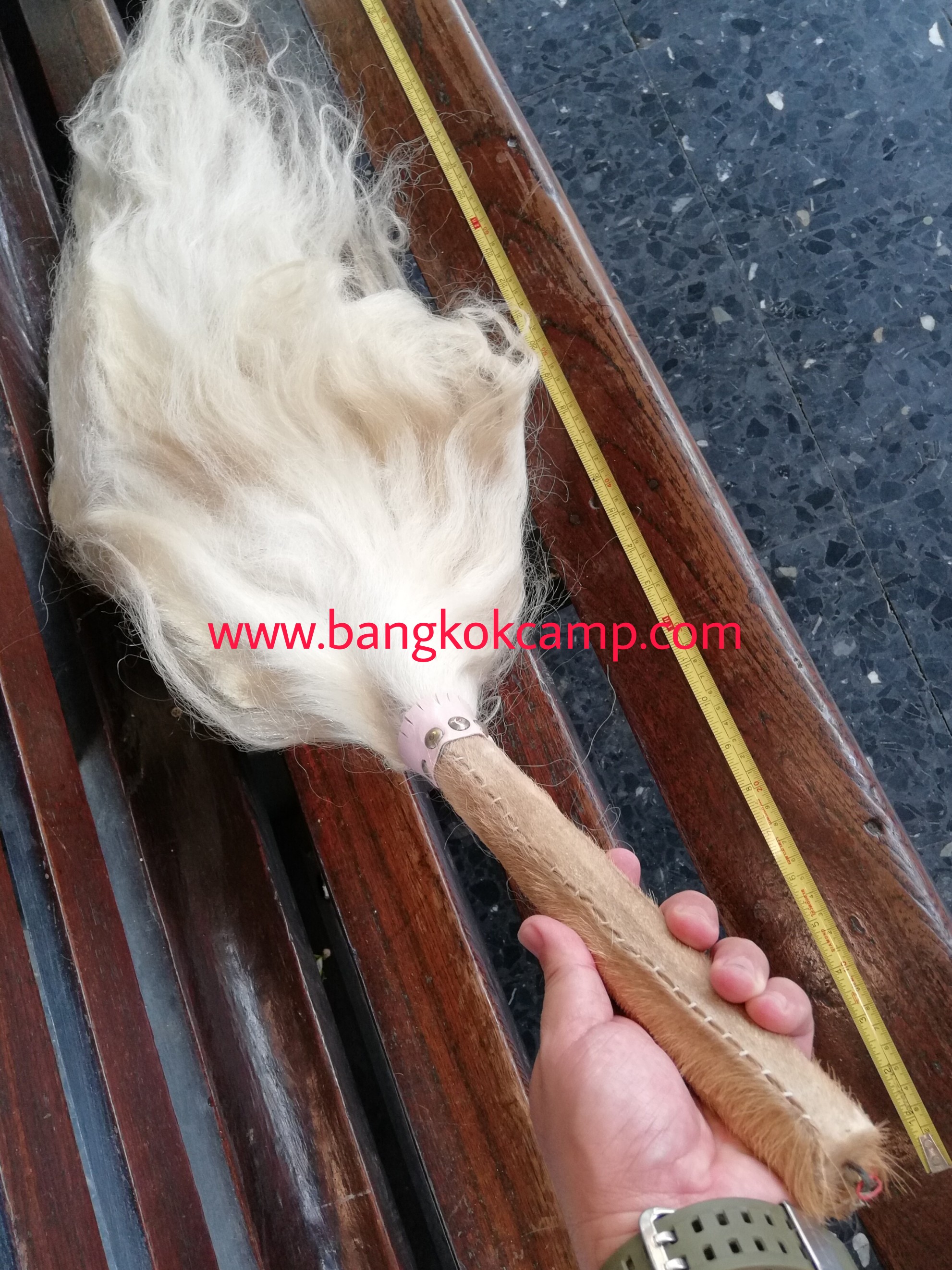 แส้ขนจามรีแท้ ด้ามหนัง​ ใหม่เก่าเก็บ ไม่ผ่านการใช้ (1) ขนสีขาว หายาก