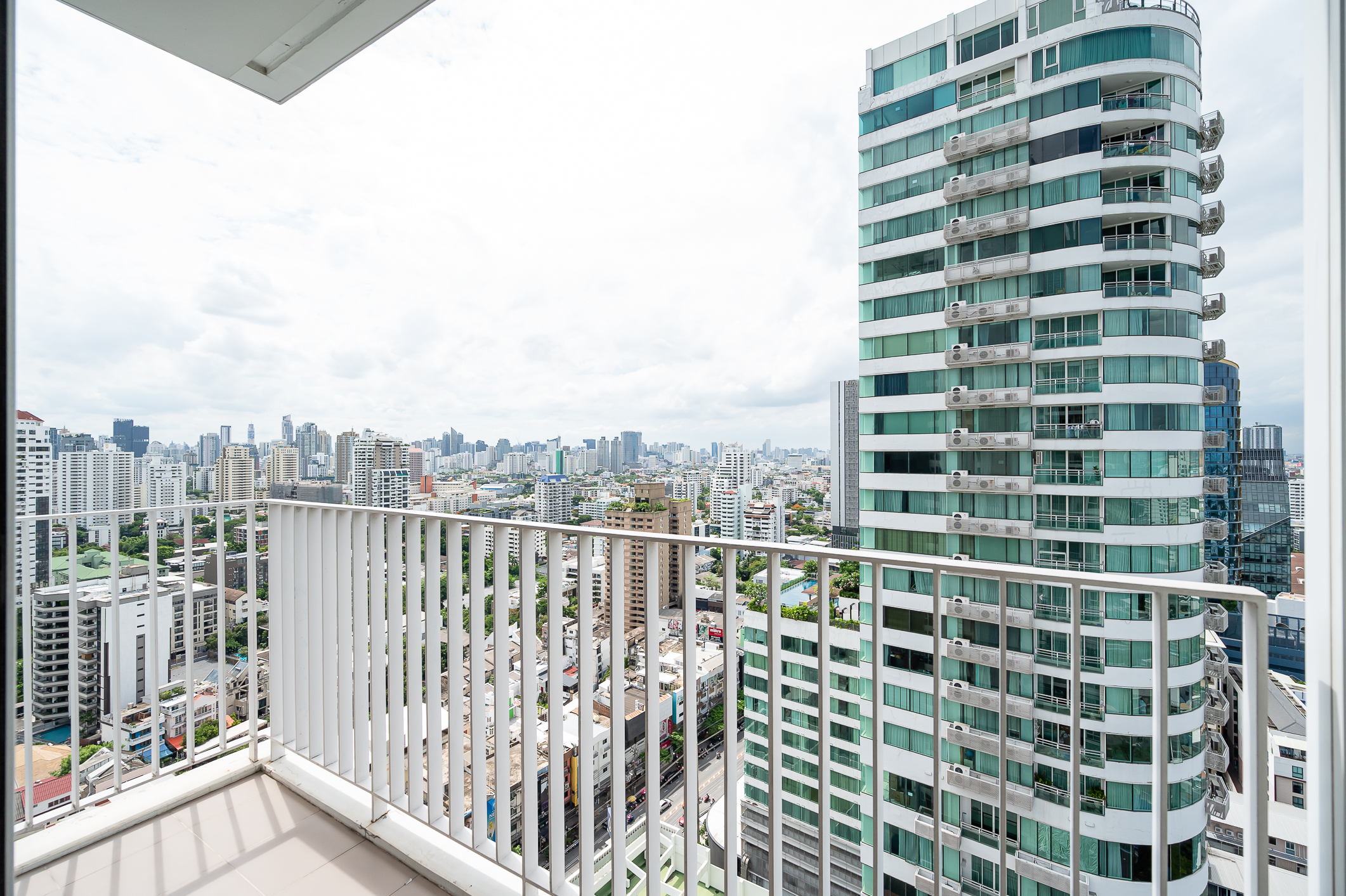 ให้เช่าคอนโด HQ by Sansiri (เฮช คิว บาย แสนสิริ) มีทั้งแบบ 1-2 ห้องนอน ห้องใหม่ยังไม่เคยพัก