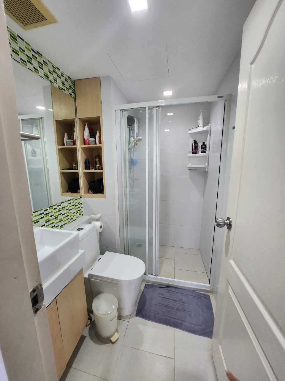 ขายคอนโด The Green Condo 3 เดอะ กรีน คอนโด 3 เฟส : 3 ชั้น: 7 แบบ 1 ห้องนอน 1 ห้องน้ำ 1 ห้องนั่งเล่นและ 1 ห้องครัว ขนาด 31.5 ตารางเมตร