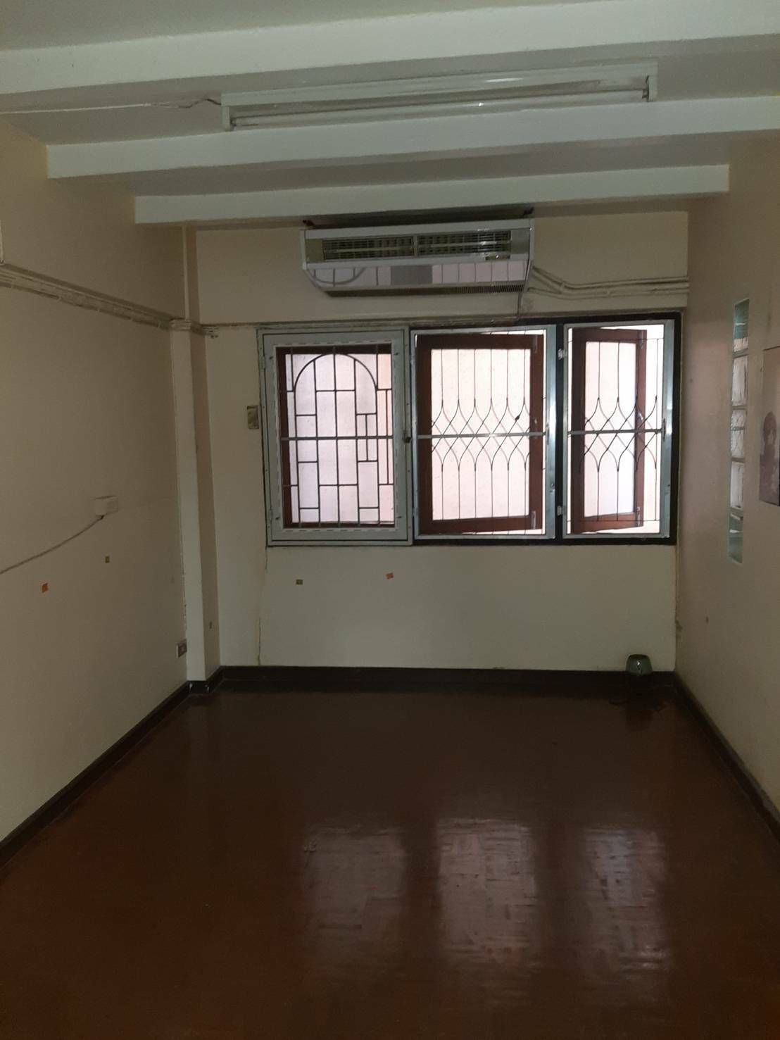 ขาย / เช่า ตึกแถว ตกแต่งแล้วบางส่วน เลขที่ 2272/2 สูง 6 ชั้น 5 นอน 5 น้ำ 300 ตร.ม ติดถนนใหญ่รามคำแหง 42