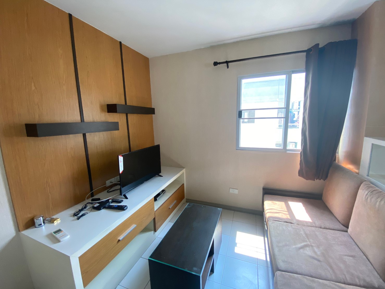 ขายถูกคอนโด Lumpini Center Sukhumvit 77 (ลุมพินี เซ็นเตอร์ สุขุมวิท 77) แบบห้อง 1 ห้องนอน 1 ห้องน้ำ ขนาด 30.5 ตรม ชั้น 9 วิว ตึก อาคาร D ชั้น 9 ราคาขาย 1,600,000 บาท ค่าโอนคนละครึ่ง ห้องตกแต่งพร้อมเข้าอยู่