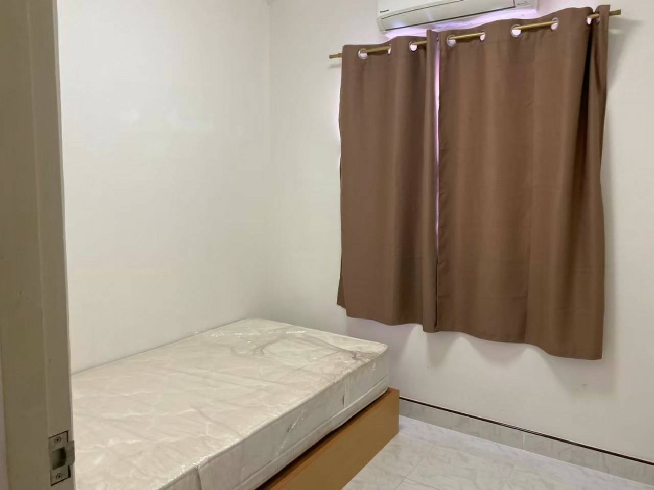 ให้เช่าทาวน์เฮ้าส์ 2 ชั้น หมู่บ้านพฤกษา 58/2 ให้เช่าเดือนละ 14,000 ถนนลาดกระบัง 54 มี 3 ห้องนอน