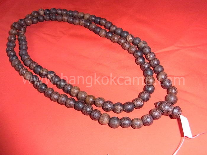 ไม้มงคลหายาก... ประคำ(ไม้แก่นมะขาม) ลายสวย ขนาด10มิล.ยาว18.5นิ้ว..ไม้แก่นมะขามแท้ทุกเม็ด (CN010)