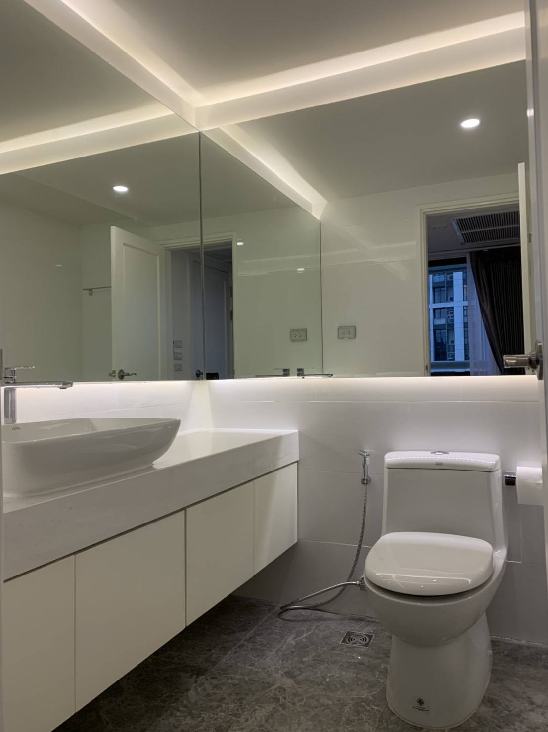 ให้เช่าคอนโด Baan Suanpetch (บ้าน สวนเพชร) 2 ห้องนอน 3 ห้องน้ำ 1 ห้องแม่บ้าน 1 ห้องรับแขก 1 ห้องครัว