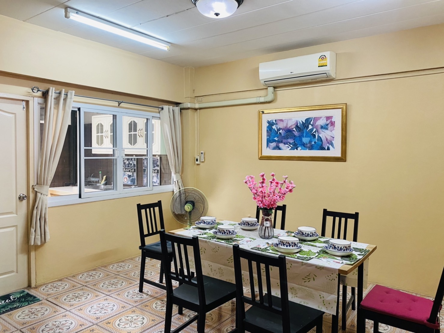 ให้เช่าทาวน์โฮม 4 ชั้น โครงการ รอยัล นครินทร์ วิลล่า 4 ห้องนอน 4 ห้องน้ำ +ห้องแม่บ้าน+ห้องเก็บของ จอดรถได้ 3 คัน