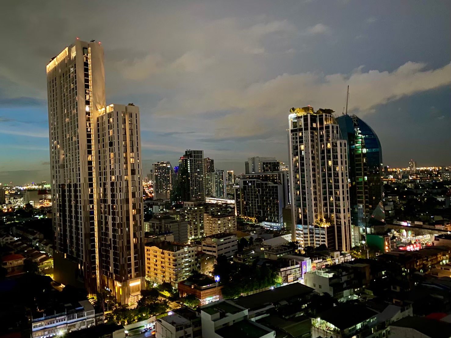 ให้เช่า / ขายคอนโด Rhythm Phahon-Ari (ริธึ่ม พหล-อารีย์) คอนโดสูงสุดในย่านอารีย์-สะพานควาย ติดถนนใหญ่พหลโยธิน