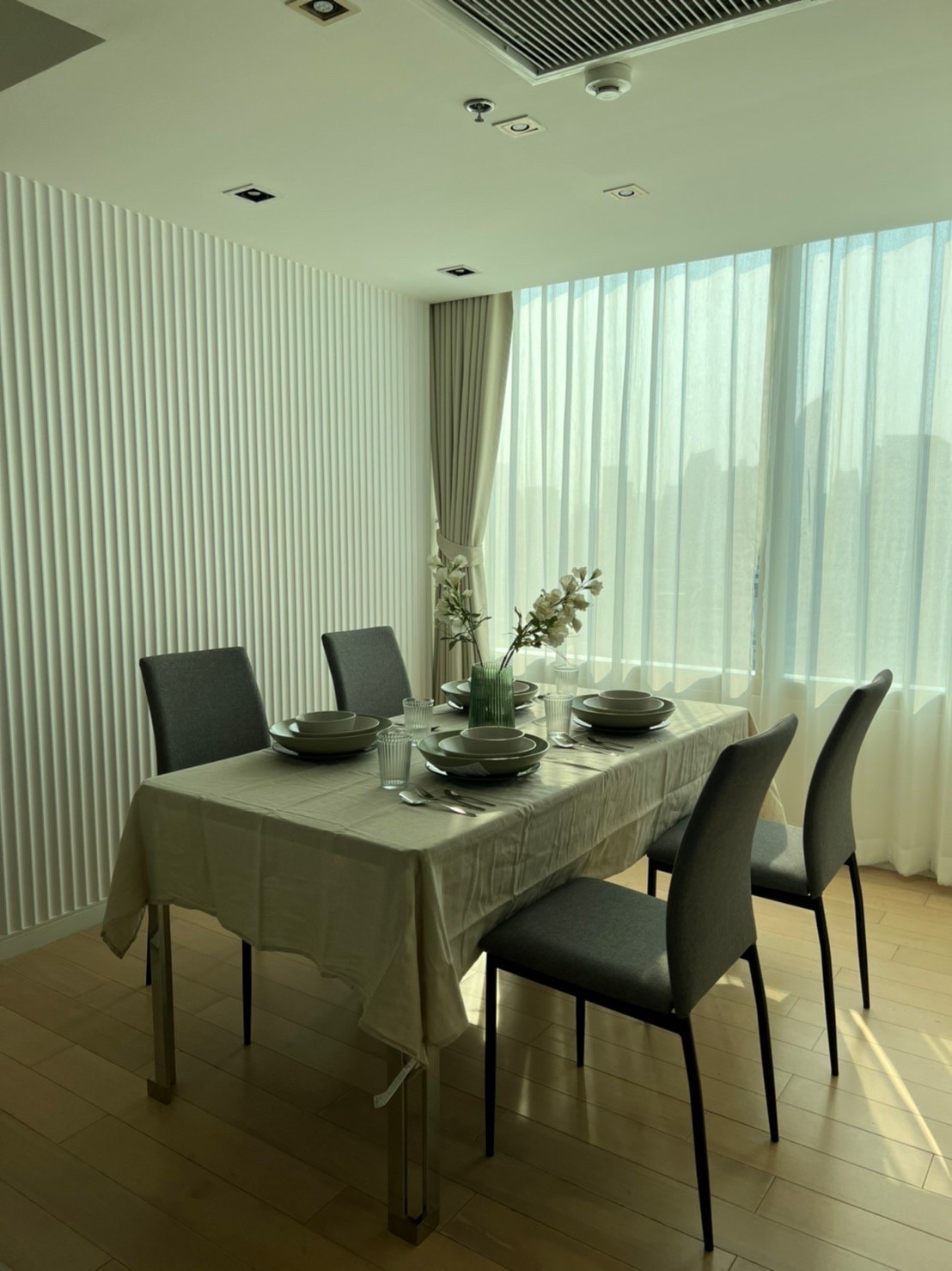 ขายคอนโด Eight Thonglor Residence (เอท ทองหล่อ เรสซิเดนซ์ ) ลักษณะห้อง - ขายคอนโดชั้น 23 วิวสระว่ายน้ำ ราคา 22 ล้าน