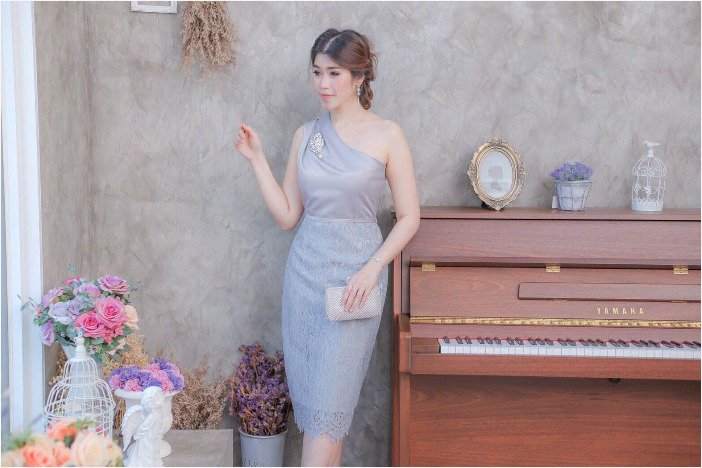 ชุดออกงาน/ชุดไปงานแต่งงานสีเทา ไหล่เฉียง ทรงเข้ารูป แนวเรียบหรู สวยสง่า