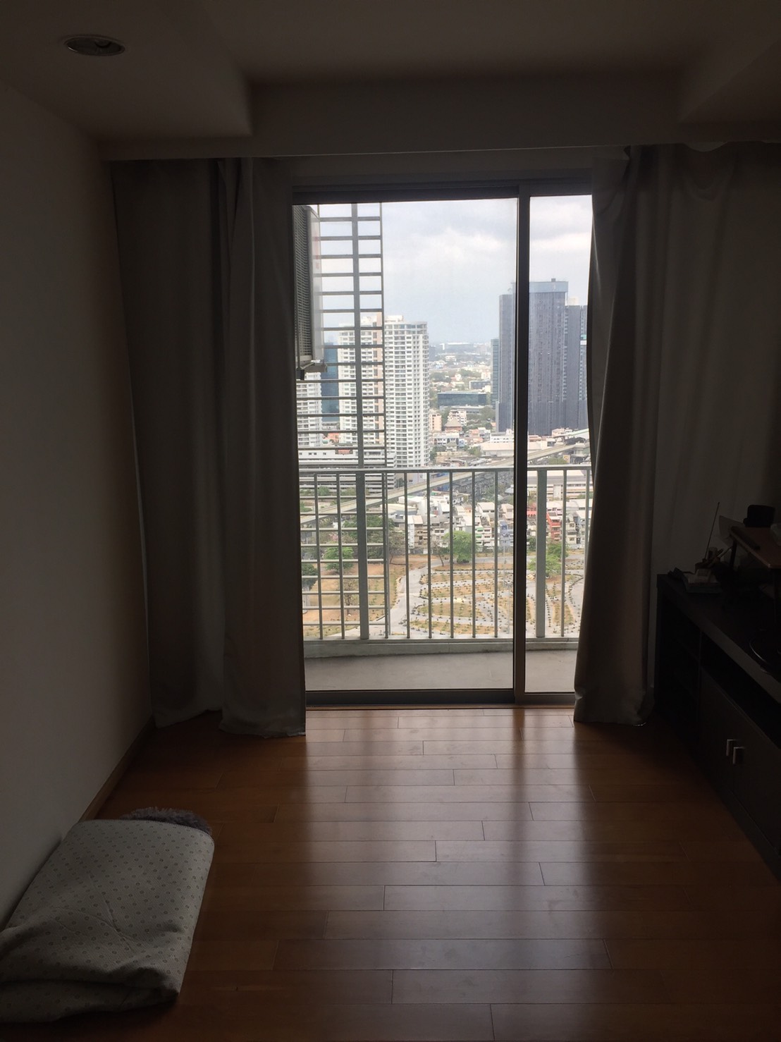 ขายด่วนคอนโด Abstracts Phahonyothin Park (แอ็บสแตร็กส์ พหลโยธิน พาร์ค 1 ห้องนอน 1 ห้องน้ำ ขนาด 44.19 ตรม ชั้น 31 วิว ตึกช้าง